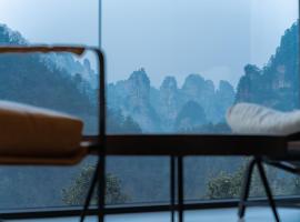 Zhangjiajie YOMO Retreat--Best Avatar Mount View, Free shuttle service to south gate of the forest park,Free Fresh Coffee,Free Self-Service Laundry & Drying, Entrance Ticket Serivce,Wholesome food,Travel Guide – hotel w mieście Zhangjiajie