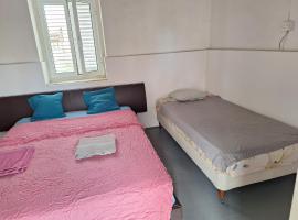 Room with private entrance from outside, traditional house, ξενοδοχείο στα Λιβάδια