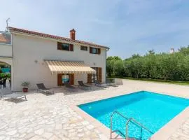 Holiday House Iris with Private Pool