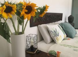 Studio South Port - Lush Private Oceanfront Studio Apartment, hotel v destinaci Port Noarlunga South
