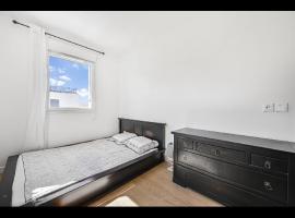 Séjournez à la maison du bonheur, chambre cosy dans une maison familiale à 2 pas de Paris, Parking privé possible moyennant des frais, hotel di Bagneux