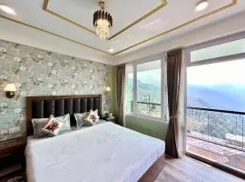 Yepplo's Luxury Deluxe Room with Mountain View