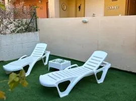 Bajo con jardín a pie de playa y piscina comunitaria con jacuzzi