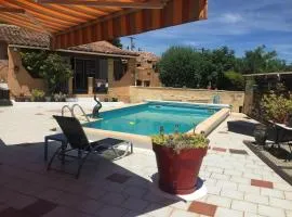 Charmant studio avec piscine partagée à Sernhac - 30 m²