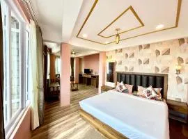 Yepplo's King Size Suite Room with Mountain View