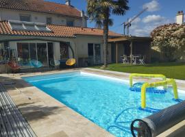 Grande maison familiale avec piscine couverte chauffée à 15 min du centre de Nantes, hotel a Vertou