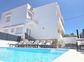 Villa Lungomare with private pool、ザダルのホテル