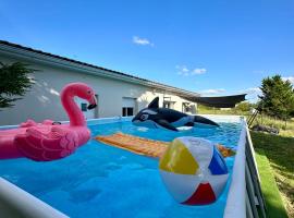 Villa grand séjour, Hotel in Saint-Georges-lès-Baillargeaux