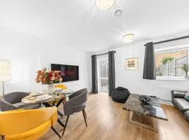 THE OAK - An Elegant 2 Bedroom House in Dartford - London Zone 8