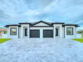 Spacious Waterfront 6 Bedroom Duplex in lovely Rotonda West near oceans ,Golfing, Park Pool