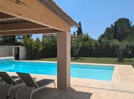 Gîte climatisé avec piscine et pétanque aux portes d'Aix en Provence