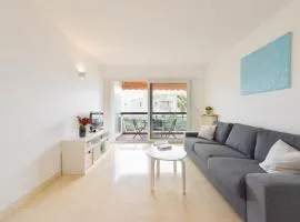 Renovated 2-Br Apartment Walking to Beach