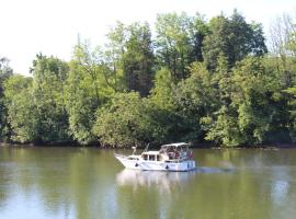 Calme au bord de l'eau, hotel v destinaci Laroche-Saint-Cydroine