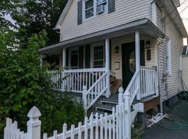 Stunning 4BR home close to NYC、ティーネックのホテル