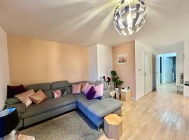 Modern Stylish Secure 2BR Near Paris private Parking, hotel a Rueil-Malmaison