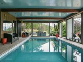 Superbe villa avec piscine intérieure, sauna, jacuzzi et salle de sport, hotel con vasche idromassaggio a Lucinges