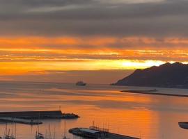 Mareluna Penthouse - Luxury Suites & Rooftop, διαμέρισμα στο Σαλέρνο