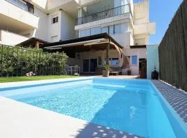 Gran Terraza con Vistas al Mar y Piscina