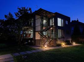 Vila Věkoše - apartmán s terasou a zahradou, hotel v destinaci Hradec Králové