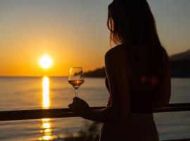 PotamSea Bliss 3 - Beach Front, Sun Beds & Parking，位于希马拉的酒店