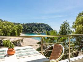 Potam'Sea Bliss 5 - Beach Front, Sun Beds & Parking, hotel in Himare