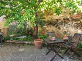 Pet Friendly Apartment In Rosia With Kitchen, hotel din Rosia