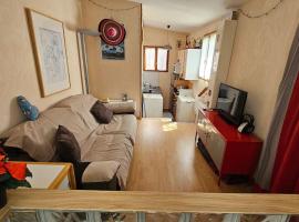 Petite maison avec terrasse, hotel di Bezons