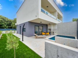 Modern Coastal Villa with Heated Pool and Near the Sea in Ližnjan, Istria, hotel a Ližnjan