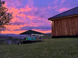 Demalike Guest House, hotel a Karabulak