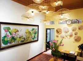 Lotus en Laine Maison de Hanoi - Stunning Full Three Story House with Balcony