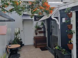 Small PET FRIENDLY Granny flat with paved courtyard, hotel que aceita pets em Caloundra