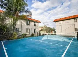 Charming 2-Bed Apartment with Bay Views