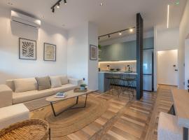 Hot Tub - 5 min to Beaches - Netflix - Full Kitchen, hotel with hot tubs in Kos Town