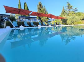 SEAFRONT BUNGALOW with POOL, bungalow em Ankaran