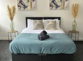 Spacious Leicester Apt with Free Parking, Sleeps 6