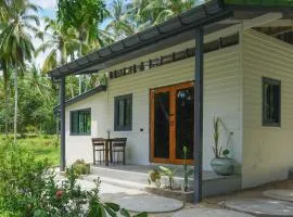 Behind the Temple Island Eco-Home 15min walk to Hin Kong Beach
