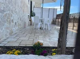 Brunello con veranda e piscina condivisa