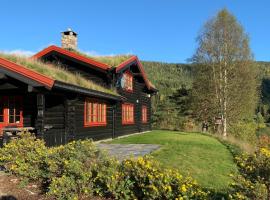 Luxury family house "Berg" with outdoor sauna, hot tub and lake view, hotel a Øvre Ramse