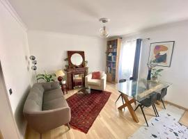 Mosaic Canal - 2 bedrooms flat, 10mn walk to Paris, hotel din Pantin