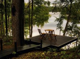 Riverfront design cabins by Ragnar Glamp, Hotel in Koknese