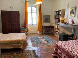 Les Asphodeles chambre familiale Lilah, khách sạn ở Saint-Hippolyte-du-Fort