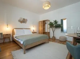 Bright & Modern Studio in Center with a Queen Bed