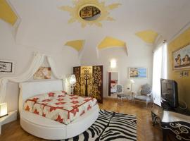 Charming Flat in Mondovì Piazza (CN) 70 m² + Balcony, hotel a Mondovì