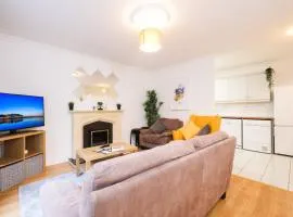 Stylish CITY Centre Townhouse, Sleeps 12 with Parking