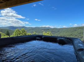 Suite Villa Eden du "Belvédère Cévenol" - Gîte Parc National des Cévennes au calme absolu vue panoramique - Lit 180x200 - Accès Piscine - Jacuzzi Privatif- Only Adult -Classé 5 étoiles- Climatisation - espace extérieur privatif -randonnée et balade nature, Hotel in Lamelouze