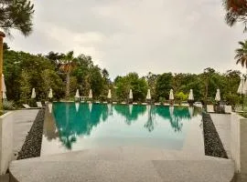Sea flats with pool in Azur Residence