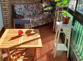 Casa Adriana, balcon y parking Habitacion en piso compartido, hotel a Almuñécar