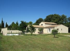 Maison face au Luberon avec piscine privée - 3 Chambres, hotel v destinaci Cabrières-dʼAvignon