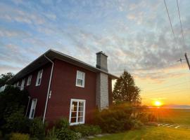 La Maison Rouge - Bed & Breakfast - La Pocati&egrave;re, מקום אירוח B&B בלה פוקטייר