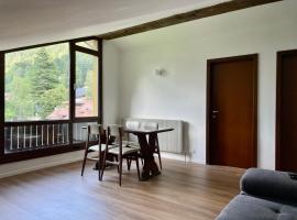 Trilocale mansardato Pinzolo, hotel v destinaci Giustino
